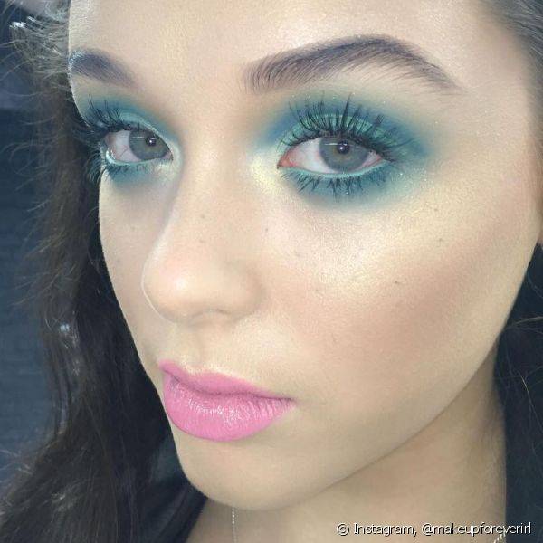 Para deixar o estilo sereia com bastante destaque, a dica é apostar na combinação dos tons coloridos da paleta que compõe a tendência (Foto: Instagramn @makeupforeverirl)